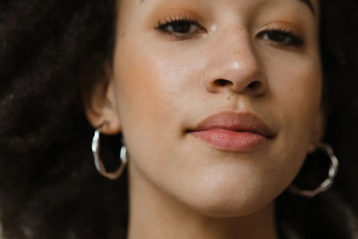Cheveux bouclés : les gestes essentiels pour des boucles définies